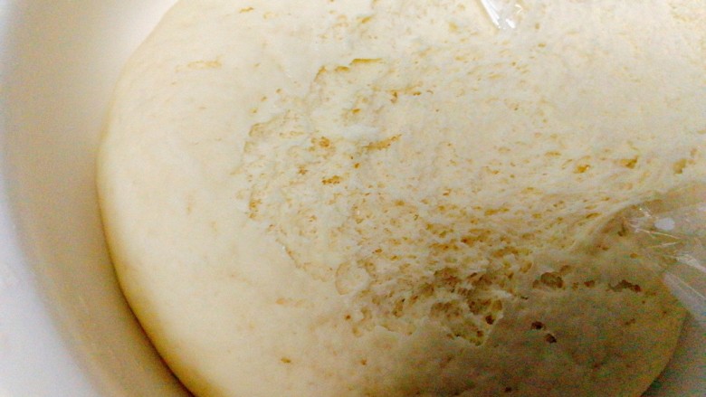 双色南瓜花卷,白色面团这个是发酵好的状态