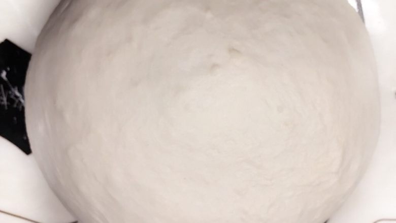 原味贝果,将面团材料除盐外先揉成无干粉面团状，再加入盐揉成光滑面团可拉出厚膜。
