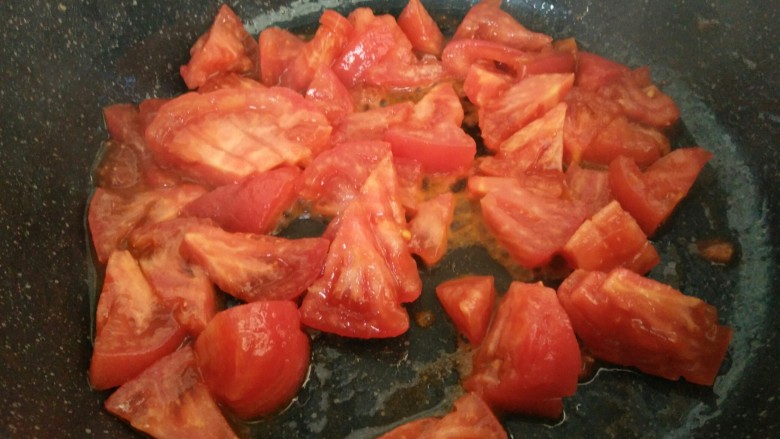番茄鱼丸汤,然后将切好的西红柿先放在锅里炒熟