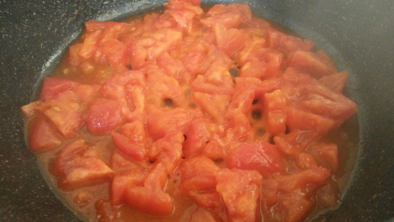 番茄鱼丸汤,炒出水份如图很烂糊的样子