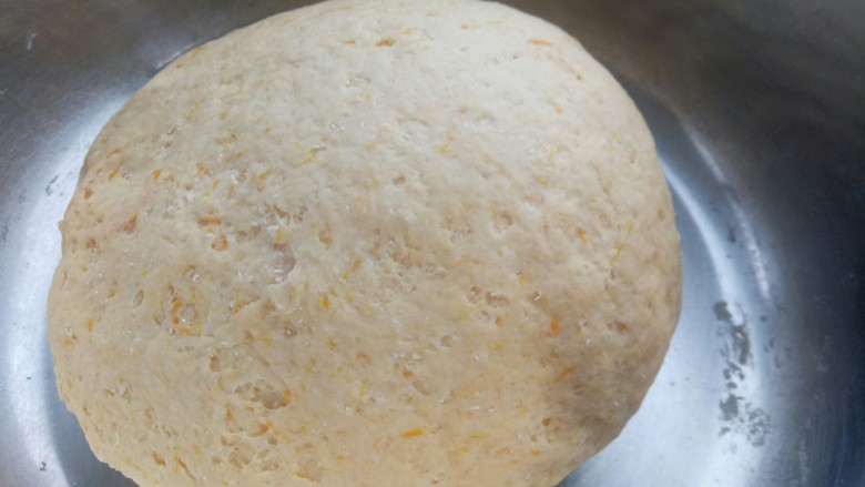 南瓜热狗馒头,和成团盖保鲜膜进行发酵。