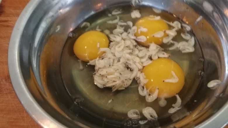 快手早餐&香芹小虾米鸡蛋饼,洗净的虾米攥干放进鸡蛋里