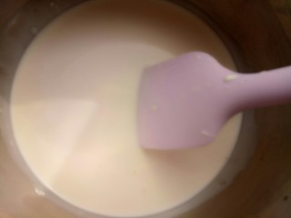 淡奶油奶油霜裱花,搅拌一下，这个时候淡奶油的温度应该跟室温差不多了。