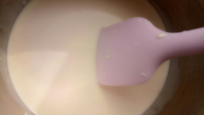 淡奶油奶油霜裱花,搅拌一下，这个时候淡奶油的温度应该跟室温差不多了。