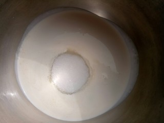 淡奶油奶油霜裱花,取“100克”淡奶油加入30克砂糖（看好了，先取100克）
