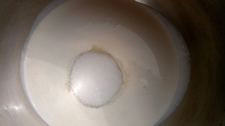淡奶油奶油霜裱花,取“100克”淡奶油加入30克砂糖（看好了，先取100克）