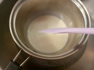 淡奶油奶油霜裱花,隔水加热至砂糖溶化，关火。