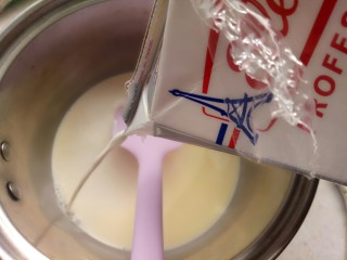 淡奶油奶油霜裱花,不用等放凉直接再往里加入200克的淡奶油