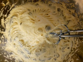 淡奶油奶油霜裱花,黄油室温软件用打蛋器打至发白（最好用韩国白黄油，这样做出来的奶油霜比较白）