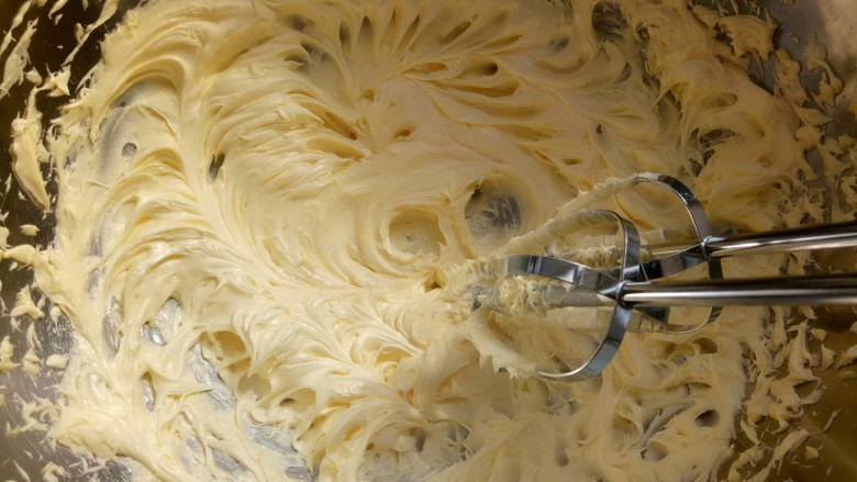 淡奶油奶油霜裱花,黄油室温软件用打蛋器打至发白（最好用韩国白黄油，这样做出来的奶油霜比较白）