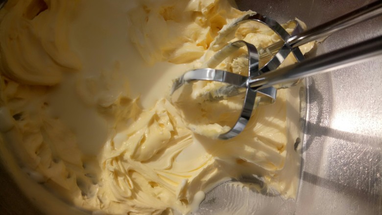 淡奶油奶油霜裱花,分多次加入到之前打好的黄油里，加一次打均再加下一次。