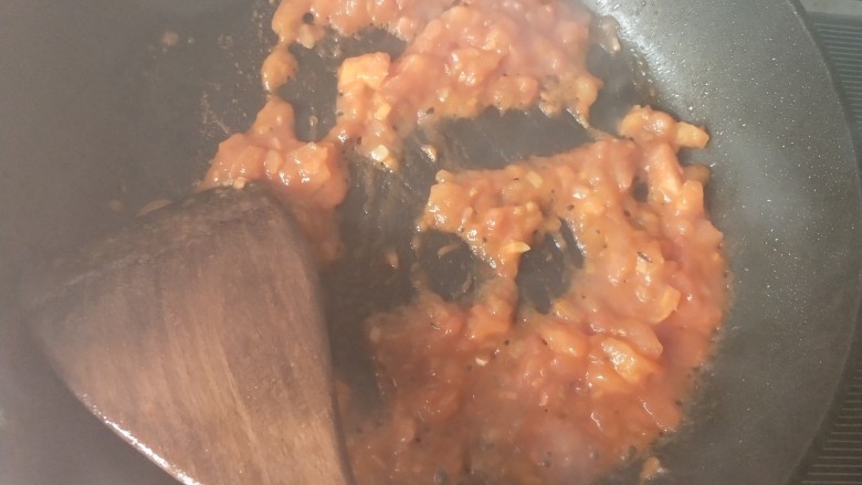 茄汁螺旋意面,番茄炒化。