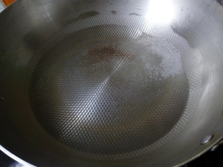 凉拌百叶,锅里放入一大碗水烧开，然后关火。