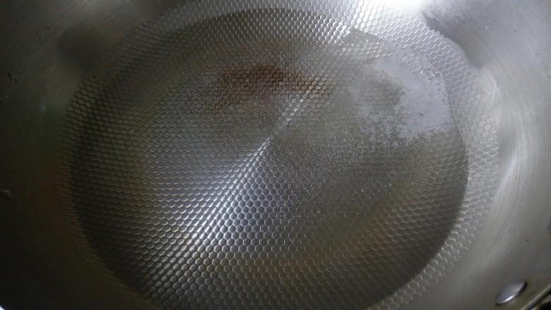 凉拌百叶,锅里放入一大碗水烧开，然后关火。