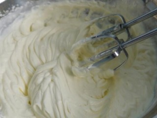 不用黄油的  雪媚娘,将淡奶油和细砂糖打至9分发。