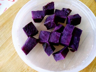 奶香十足紫薯蛋挞,切出小丁备用