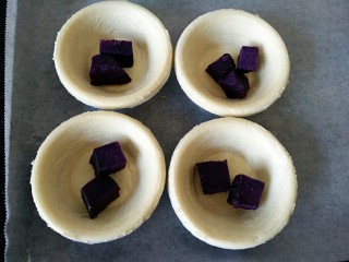 奶香十足紫薯蛋挞,每个挞皮里放两到3粒紫薯