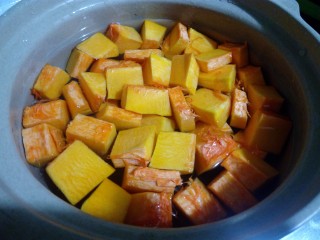 十分钟快手南瓜粥,锅里放适量的水，放入南瓜块。