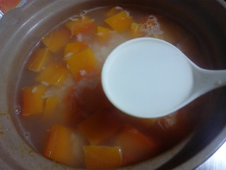 十分钟快手南瓜粥,保持锅里微沸的状态，取一勺水淀粉。