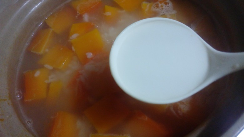 十分钟快手南瓜粥,保持锅里微沸的状态，取一勺水淀粉。