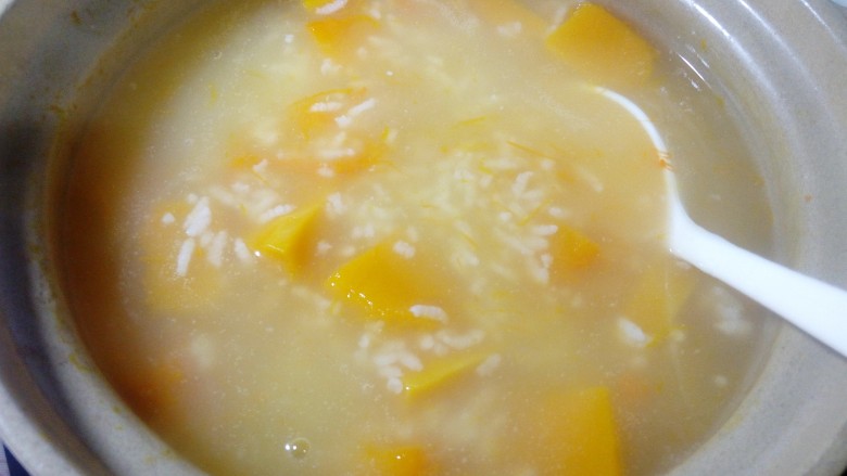 十分钟快手南瓜粥,顺着一圈淋入生粉，快速用勺搅拌均匀。