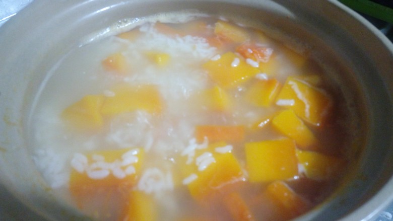 十分钟快手南瓜粥,南瓜煮熟以后就可以放入水淀粉。