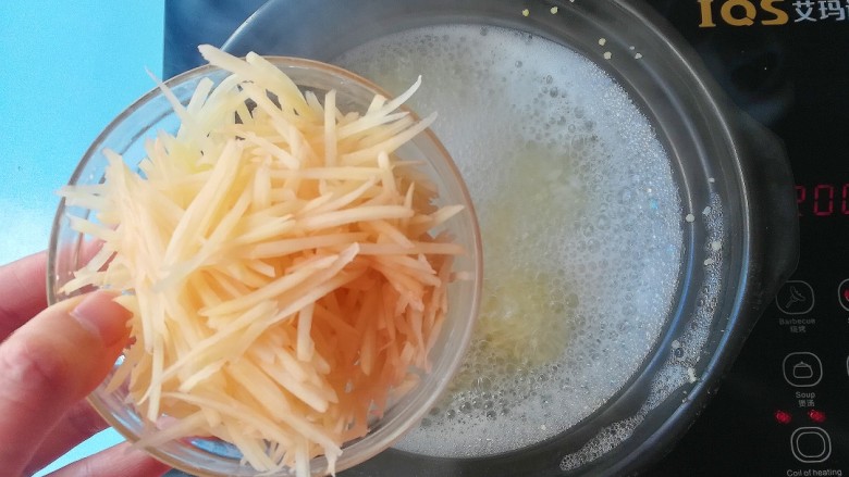 胡萝卜土豆双米粥,加入土豆