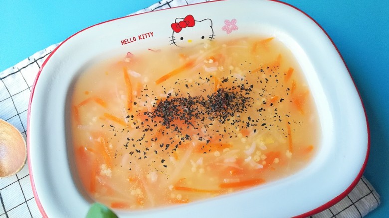 胡萝卜土豆双米粥,撒入牡蛎黑芝麻粉提味即可食用