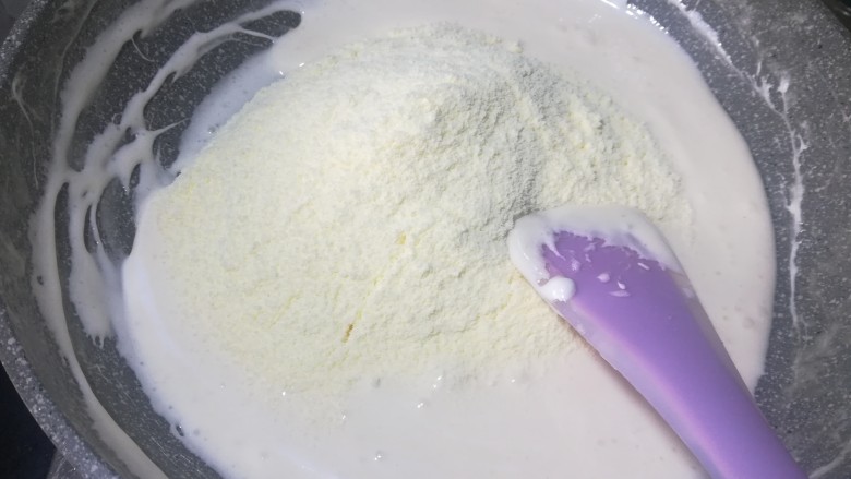 花生提子牛轧糖,加入奶粉。