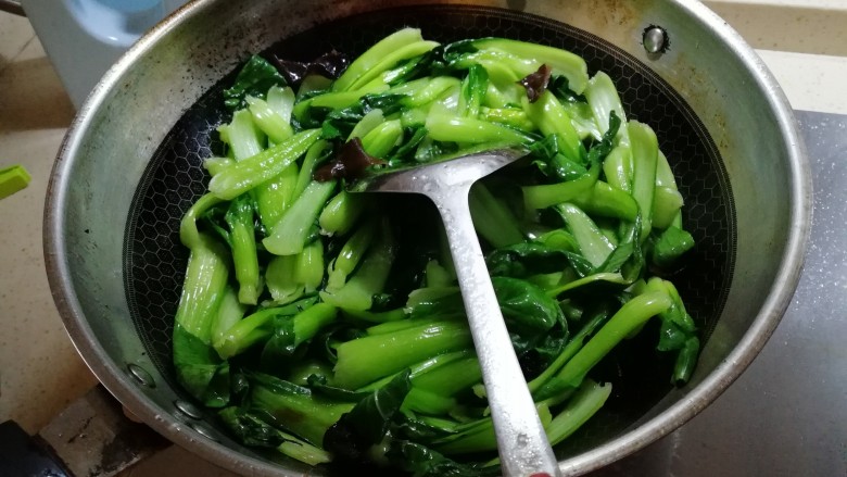 黑木耳炒青菜,加点水，继续翻炒，起锅前加点盐