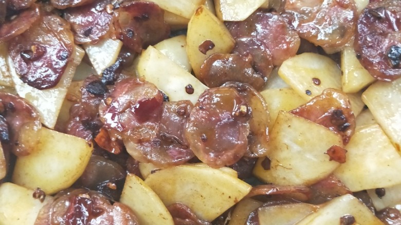 酱香土豆炒腊肠,继续勤快翻炒，让土豆片完美吸收和腊肠的油。
