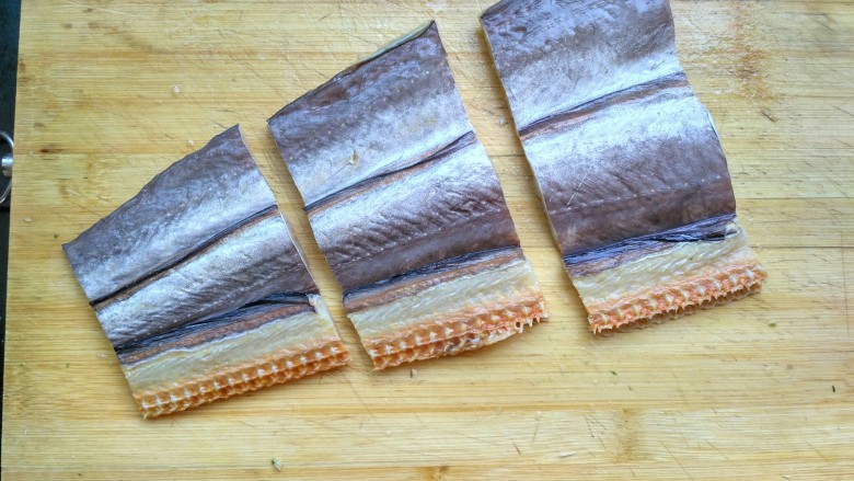 鳗鱼饭,鳗鱼切成大块，方便腌制去腥，也方便后面的煎制