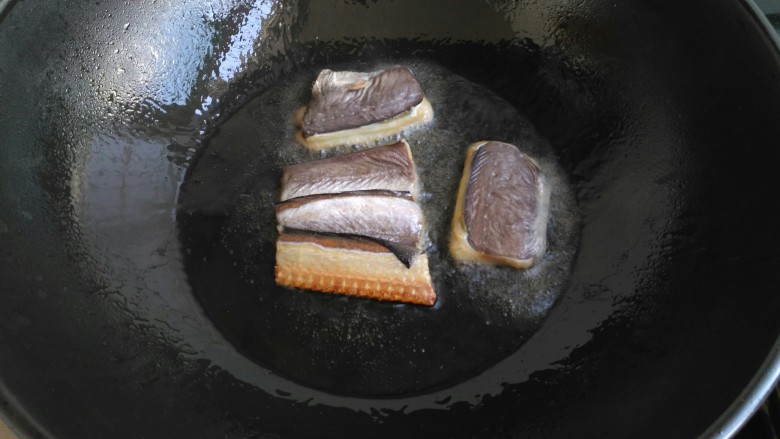 鳗鱼饭,油热，把鳗鱼放入单面炸至8分熟，皮那面不要煎，煎不好会粘锅