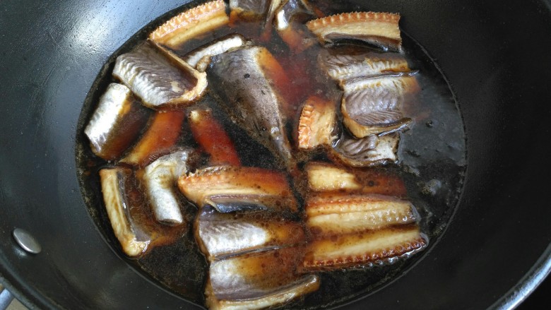 鳗鱼饭,擦调好的酱汁倒入锅里，再把鳗鱼放入