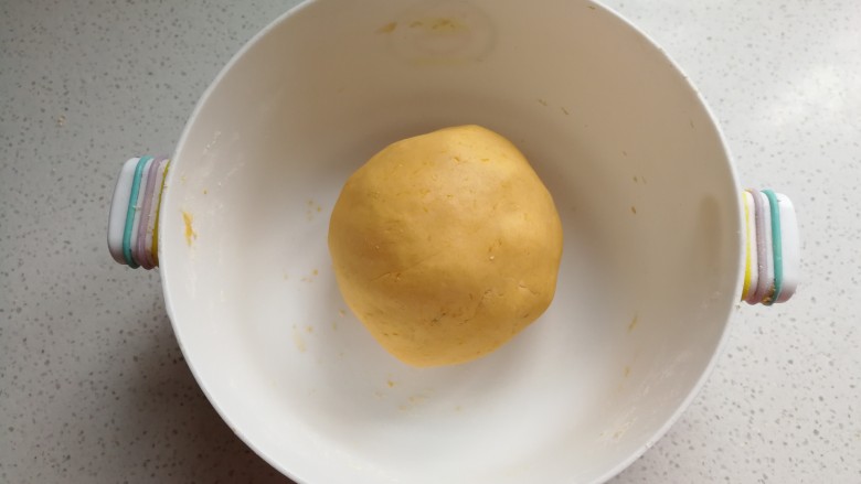 南瓜豆沙小汤圆,然后揉成光滑的糯米团放一旁备用