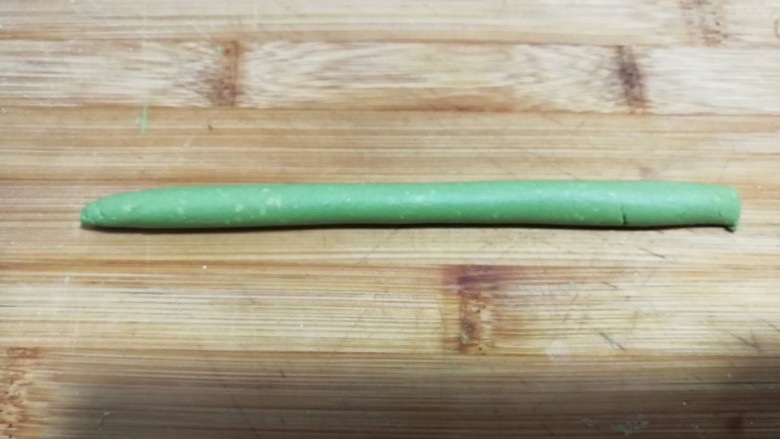 南瓜豆沙小汤圆,取一点绿色糯米团先搓成长条