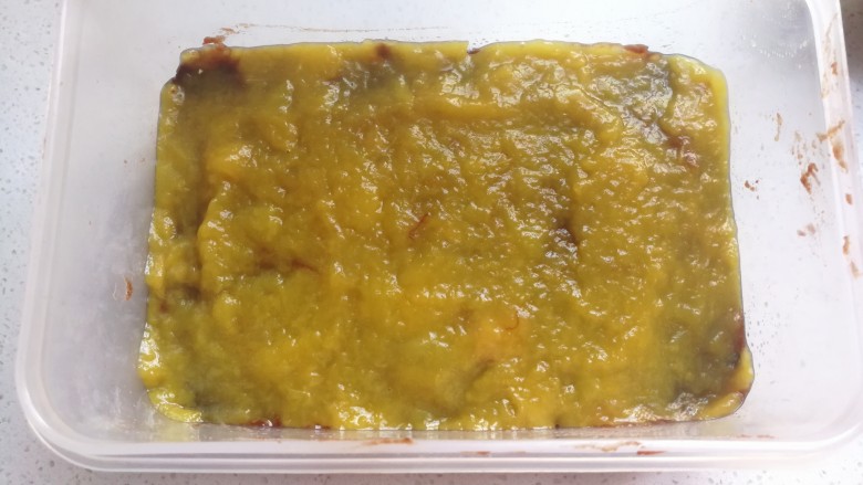 芒果豆沙黑米糕,也用刮刀把芒果酱抹平抹均匀