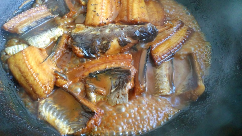 鳗鱼饭,小火焖煮3分钟，大火收汁，出现密密麻麻的泡泡时，还有余汁，关火