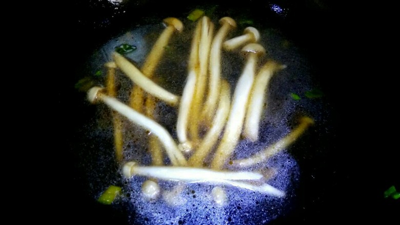 海鲜菇荷包蛋汤面,放入一大碗清水，加入适量盐，烧开