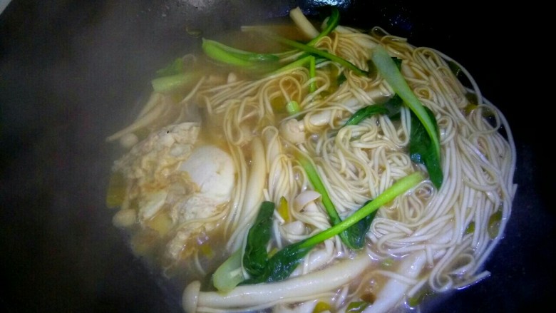 海鲜菇荷包蛋汤面,用筷子稍微搅拌，使油菜变色，关火