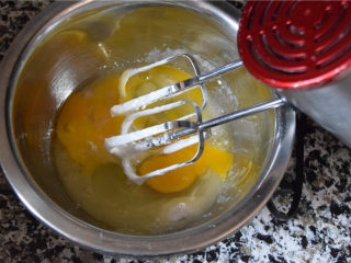 Ins网红款——一笔蛋糕,我们使用的杯子蛋糕底是全蛋海绵蛋糕，因此，制作方法与戚风蛋糕不同。首先将鸡蛋和幼砂糖混合，用打蛋头搅拌均匀，避免糖粒飞溅。