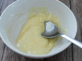 椰蓉小面包,黄油室温软化，加入30g糖粉，搅打至颜色变浅，体积增大。分三次加入蛋液和牛奶，每次都要充分搅拌均匀再加下一次，直至全部加完并搅匀。
