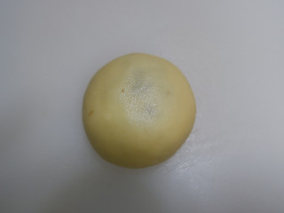 椰蓉小面包,依次做好，收口向下放入烤盘，进行二次发酵，发酵至2倍大。