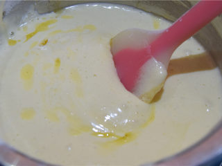 Ins网红款——一笔蛋糕,均匀后再加入融化后的黄油。