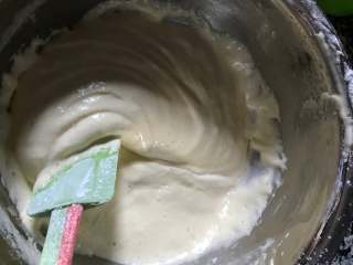 Ins网红款——一笔蛋糕,筛入面粉翻拌，采用同样的手法，面粉需要2-3次加入。