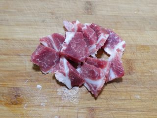 芹菜猪肉水饺,猪肉洗净切成小块。