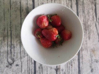 创意火龙果酸奶水果捞,先准备几个草莓，洗干净