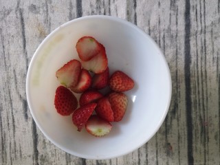 创意火龙果酸奶水果捞,切两半