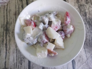 创意火龙果酸奶水果捞,拌匀