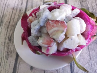 创意火龙果酸奶水果捞,然后装在火龙果果壳里